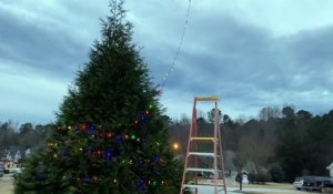 Décorer un arbre de Noël avec un drone... efficace