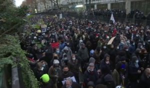 Manifestation à Paris: les images du cortège coupé en deux et totalement encadré par les forces de l'ordre