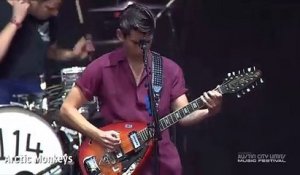 Arctic Monkeys - Do I Wanna Know (Live)