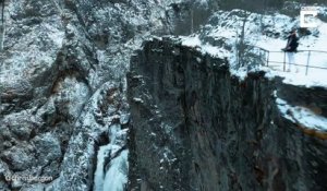 Ce drone plonge d'une falaise et longe une cascade : images vertigineuses