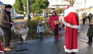 Le Père Noël de passage devant la gare