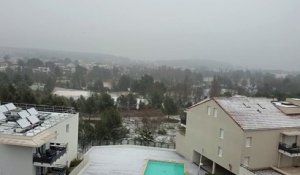 La neige à Martigues tient sur la végétation pas au sol