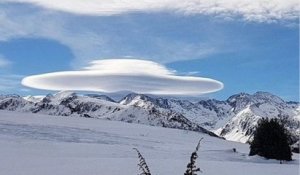 Ariège : un nuage en forme de soucoupe volante est apparu au sommet d'une montagne enneigée