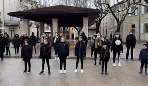 Flash mob des profs de danse et leurs élèves