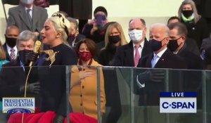 Regardez Lady Gaga qui  chante l’hymne national américain avant les prestations de serment de Kamala Harris et Joe Biden