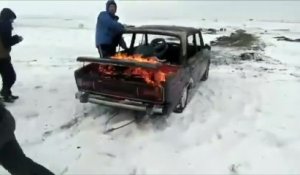 Ils jettent une voiture en feu dans un lac gelé... vive la russie