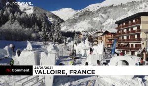 Des sculptures de neige ornent Valloire dans les Alpes