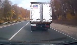 Un automobiliste impatient a la mauvaise idée de doubler un camion par la droite
