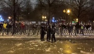Des policiers russes se mangent des boules de neige par des manifestants