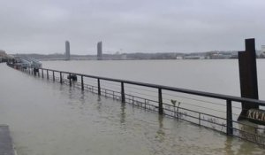 À Bordeaux, la Garonne commence à déborder sur les quais