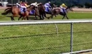 Inconscient, un spectateur se place au milieu d'une course de chevaux !