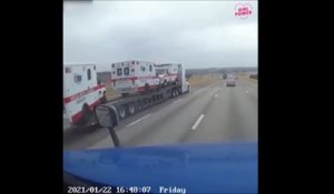 Une ambulance s'échappe du camion en pleine route