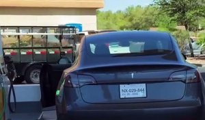 Il essaie de mettre de l'essence dans sa Tesla... électrique