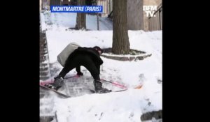 Un jeune parisien expérimente le ski à Montmartre