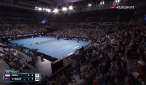 Le show Kyrgios continue face à Thiem: un service à la cuillère pour mener 2 sets à 0