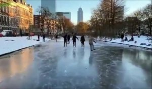 Ce patineur chute et brise la glace, emportant une autre patineuse