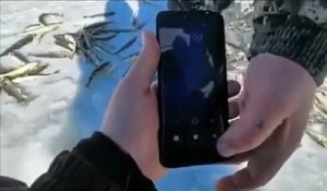 Il met son téléphone sous la glace pour voir s'il y a du poisson. Résultat : impressionnant