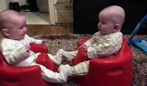 2 bébés en pleine discussion... trop mignon