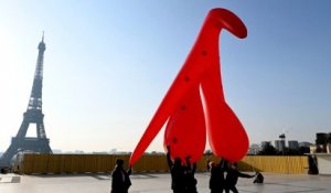 Journée internationale des droits des femmes : un clitoris géant devant la tour Eiffel