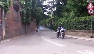 Ce motard vous montre comment prendre un virage... enfin presque