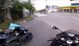Ce motard se lance dans une course avec un autre biker mais va être stoppé par des voleurs en pleine route