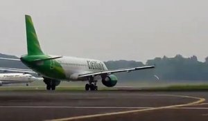 Un Boeing 737-400 de Trigana Air fait une violente sortie de piste à l'aéroport de Jakarta Halim - Pas de blessés mais de gros dégâts matériels