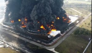 Un violent incendie se déclare dans une raffinerie de pétrole en Indonésie