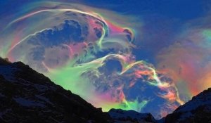 Dans les Pyrénées, il immortalise un sublime nuage iridescent offrant un ciel féérique