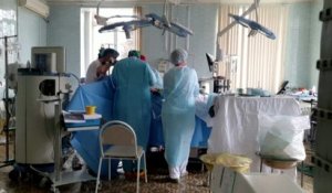 Russie : des chirurgiens opèrent à cœur ouvert un patient alors que leur clinique flambe