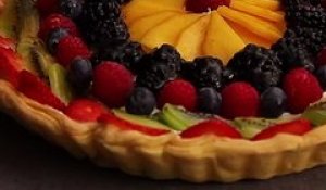 Tarte multicolore et surprise aux fruits