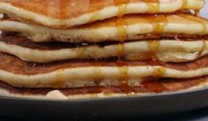 Pancakes au sirop d'érable, bananes et noisettes