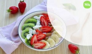 Smoothie bowl aux fraises du Périgord IGP, bananes et Kiwi de l’Adour IGP