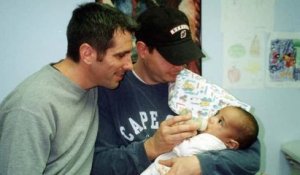 Il y a 20 ans, un couple retrouvait un bébé abandonné dans le métro et l'ont adopté, formant aujourd'hui une belle famille