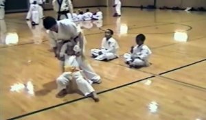 Ce jeune karatéka sauve sa copine pendant une leçon... adorable