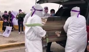 Elections régionales au Mexique: Un candidat lance sa campagne couché dans... un cercueil afin de souligner les milliers de décès causés par le Covid-19 - VIDEO