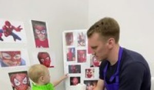 Maquillage de Spider-Man à ses enfants