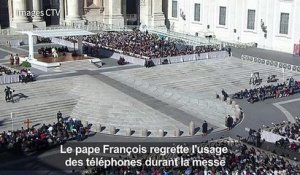 "Posez ces téléphones !" demande le pape à ses fidèles