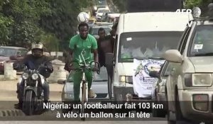 Nigeria: un footballeur fait 103km à vélo un ballon sur la tête