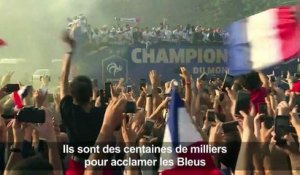 Foule en délire sur les Champs Elysées pour accueillir les Bleus