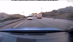 Un routier ne voit pas qu'il traine une voiture en plein autoroute...