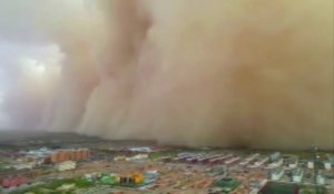 Chine : une spectaculaire tempête de sable enveloppe une ville dans la province du Gansu