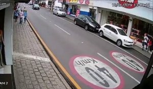 Un Bebe Traverse La Route Tout Seul Au Moment Ou 2 Camions Approchent Sur Orange Videos