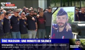 La foule observe une minute de silence en hommage à Éric Masson devant son commissariat d'Avignon