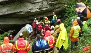 Evacuation du spéléologue du gouffre de Vauvougier à Malbrans