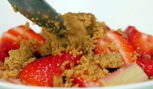 Crumble fraises et rhubarbe