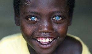 Ce garçon éthiopien possède l'un des plus beaux regards du monde, et cela lui a causé beaucoup d'ennuis