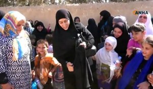 Une femme brûle son niqab pour célébrer une victoire kurde sur Daech.