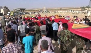 La ville de Kobané enterre des combattants kurdes tués à Minbej