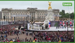 Elizabeth II a fait une apparition surprise au balcon du palais de Buckingham