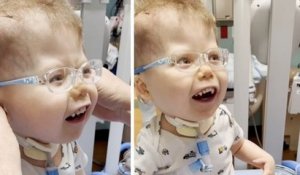 Grâce à sa nouvelle paire de lunettes, ce petit garçon malade découvre le visage de ses parents pour la première fois